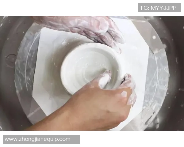 足球打钢钉的奇妙结合揭示了运动与艺术的无限可能性